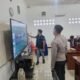 Personel Polresta Balikpapan memberikan edukasi literasi kecerdasan buatan kepada pelajar SMAN 5 Balikpapan, Senin (28/9/2026)/Hibata.id