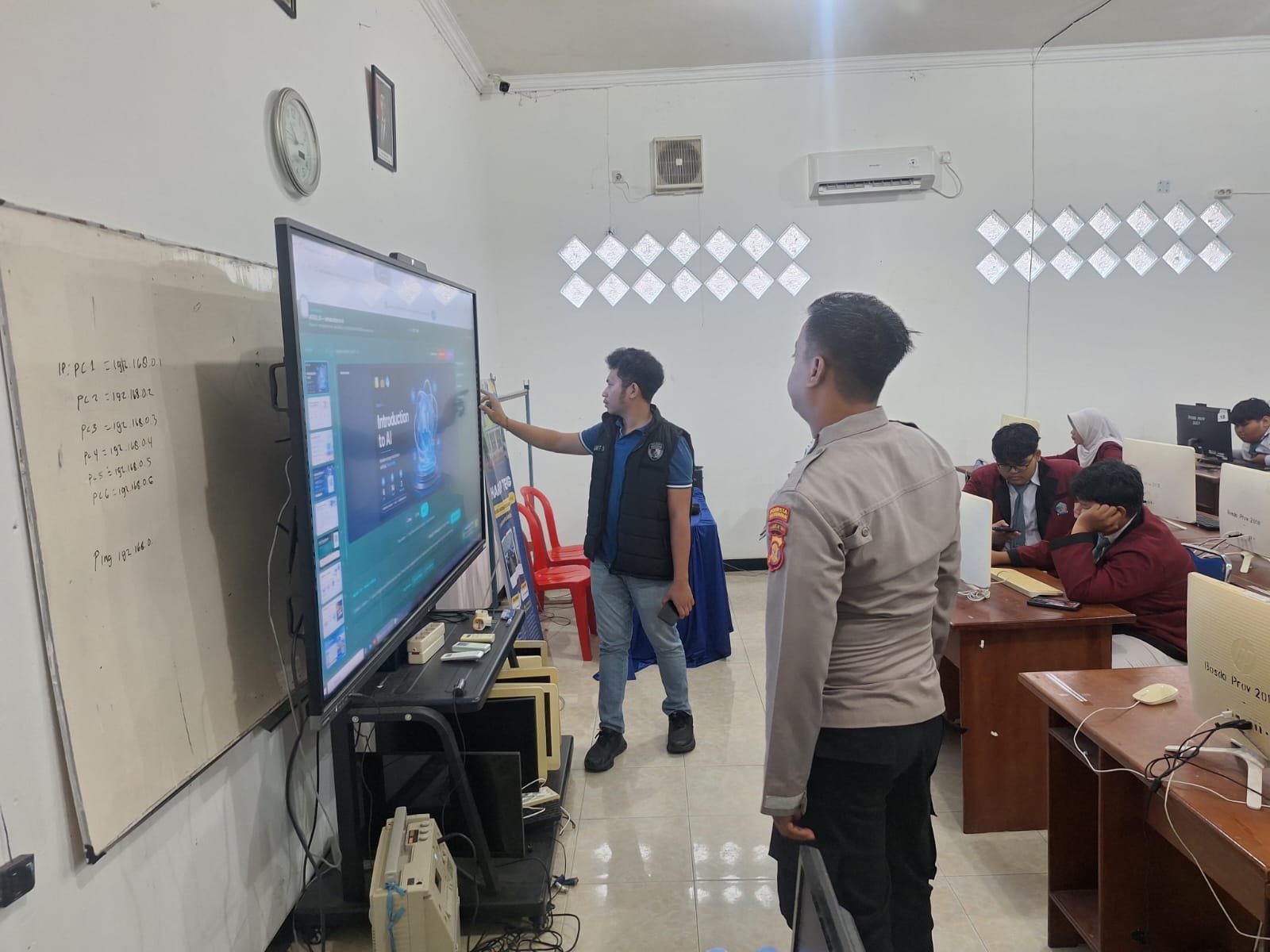 Personel Polresta Balikpapan memberikan edukasi literasi kecerdasan buatan kepada pelajar SMAN 5 Balikpapan, Senin (28/9/2026)/Hibata.id