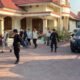 Penyidik KPK melakukan penggeledahan di sebuah rumah di Jalan Palu, Kelurahan Liluwo, Kota Gorontalo, Senin (29/9/2026)/Hibata.id