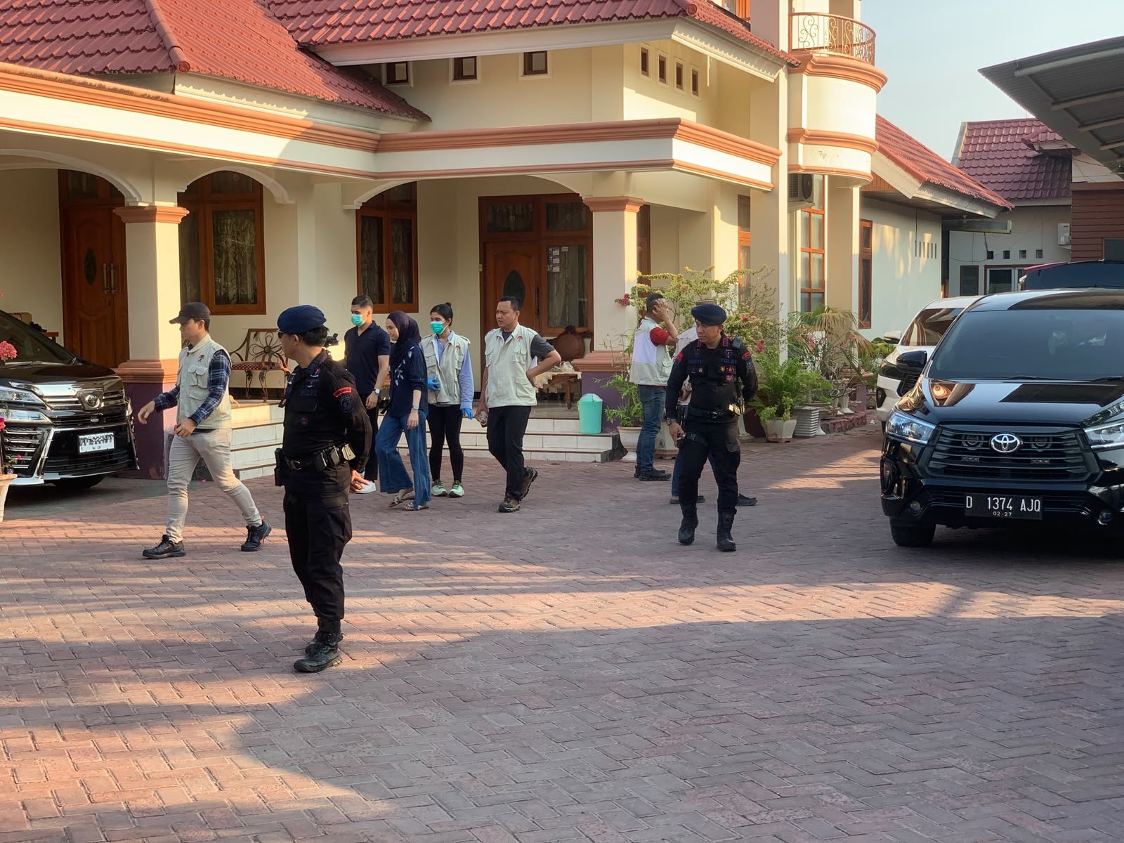 Penyidik KPK melakukan penggeledahan di sebuah rumah di Jalan Palu, Kelurahan Liluwo, Kota Gorontalo, Senin (29/9/2026)/Hibata.id