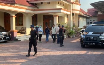 Penyidik KPK melakukan penggeledahan sebuah rumah di Jalan Palu, Kelurahan Liluwo, Kota Gorontalo, Selasa (29/9/2026), terkait pengembangan kasus Bupati Bolmut Sirajudin Lasena/Hibata.id