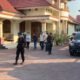 Penyidik KPK melakukan penggeledahan sebuah rumah di Jalan Palu, Kelurahan Liluwo, Kota Gorontalo, Selasa (29/9/2026), terkait pengembangan kasus Bupati Bolmut Sirajudin Lasena/Hibata.id