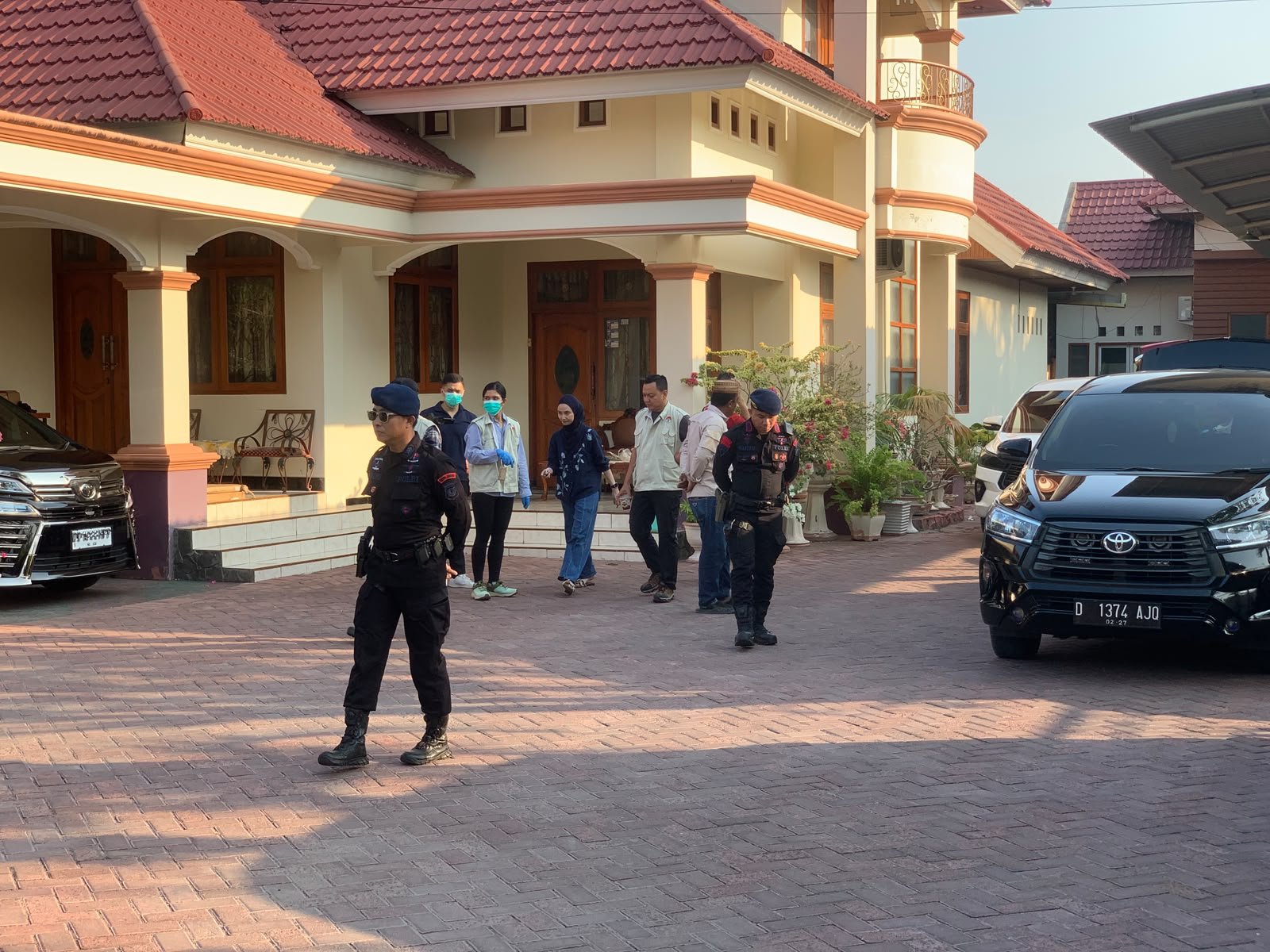 Penyidik KPK melakukan penggeledahan sebuah rumah di Jalan Palu, Kelurahan Liluwo, Kota Gorontalo, Selasa (29/9/2026), terkait pengembangan kasus Bupati Bolmut Sirajudin Lasena/Hibata.id