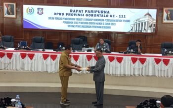 Gubernur Gorontalo Gusnar Ismail menyampaikan penjelasan Ranperda perubahan Perda tentang Penyelenggaraan Perizinan Berusaha dalam Rapat Paripurna ke-111 DPRD Provinsi Gorontalo, Senin (5/10/2026)/Hibata.id