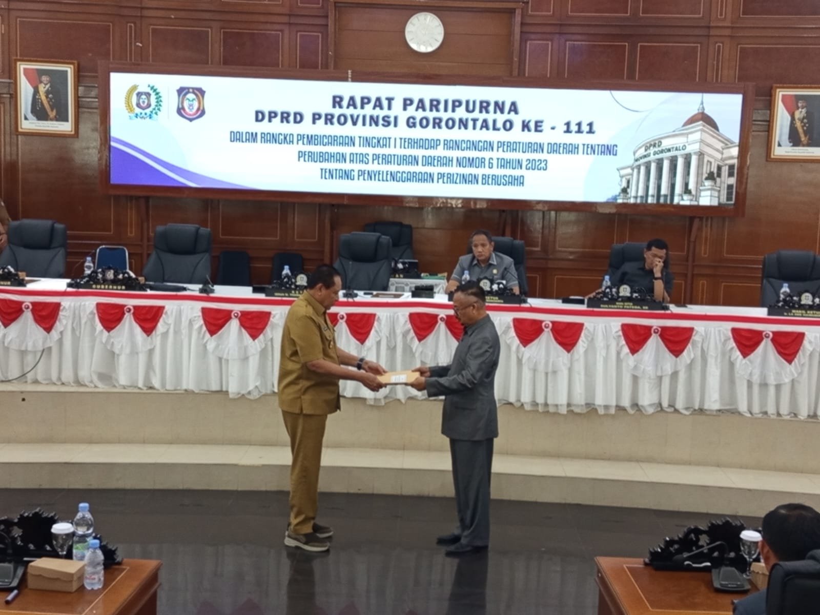 Gubernur Gorontalo Gusnar Ismail menyampaikan penjelasan Ranperda perubahan Perda tentang Penyelenggaraan Perizinan Berusaha dalam Rapat Paripurna ke-111 DPRD Provinsi Gorontalo, Senin (5/10/2026)/Hibata.id
