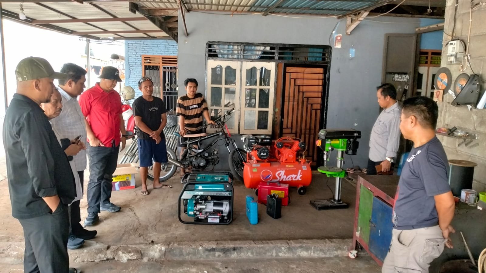 Komisi II DPRD Provinsi Gorontalo melakukan kunjungan lapangan untuk meninjau bantuan peralatan di Bengkel Las F4, Kelurahan Hunggaluwa, Sabtu (10/10/2026)/Hibata.id
