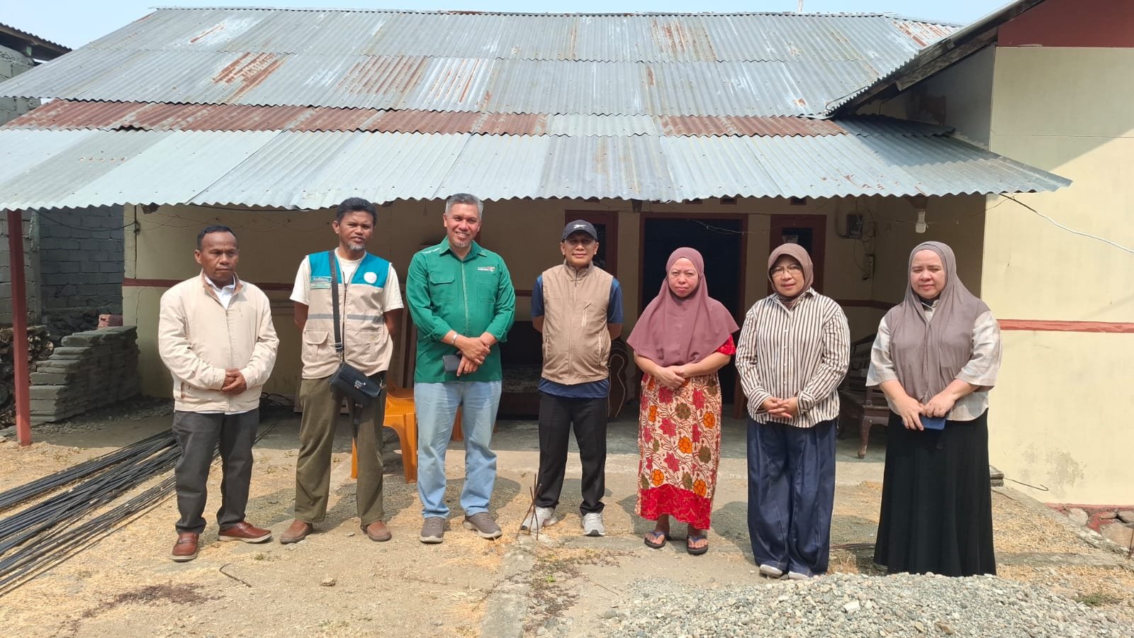 Anggota Komisi III DPRD Provinsi Gorontalo memantau pembangunan rumah penerima BSPS di Kelurahan Tumbihe, Bone Bolango, Sabtu (10/10/2026)/Hibata.id