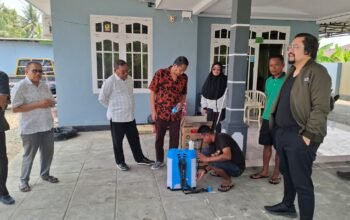 Wakil Ketua I DPRD Provinsi Gorontalo Ridwan Monoarfa bersama pimpinan dan anggota Komisi II meninjau pemanfaatan bantuan handsprayer di Desa Hutabohu, Kabupaten Gorontalo, Selasa (13/10/2026)/Hibata.id