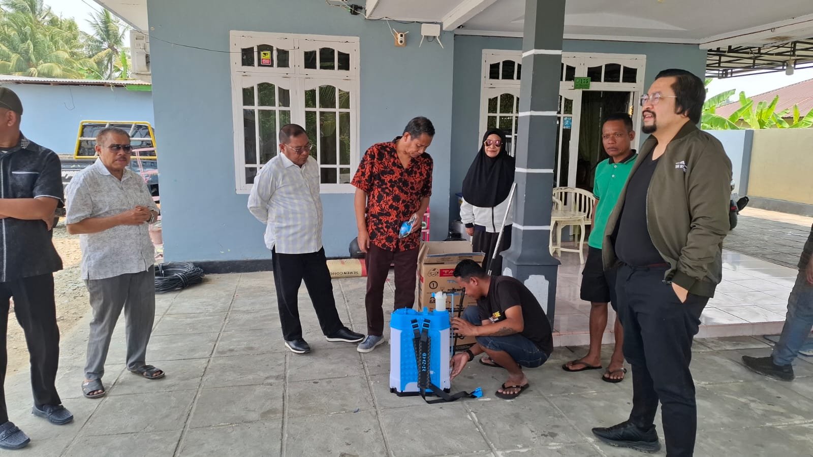 Wakil Ketua I DPRD Provinsi Gorontalo Ridwan Monoarfa bersama pimpinan dan anggota Komisi II meninjau pemanfaatan bantuan handsprayer di Desa Hutabohu, Kabupaten Gorontalo, Selasa (13/10/2026)/Hibata.id