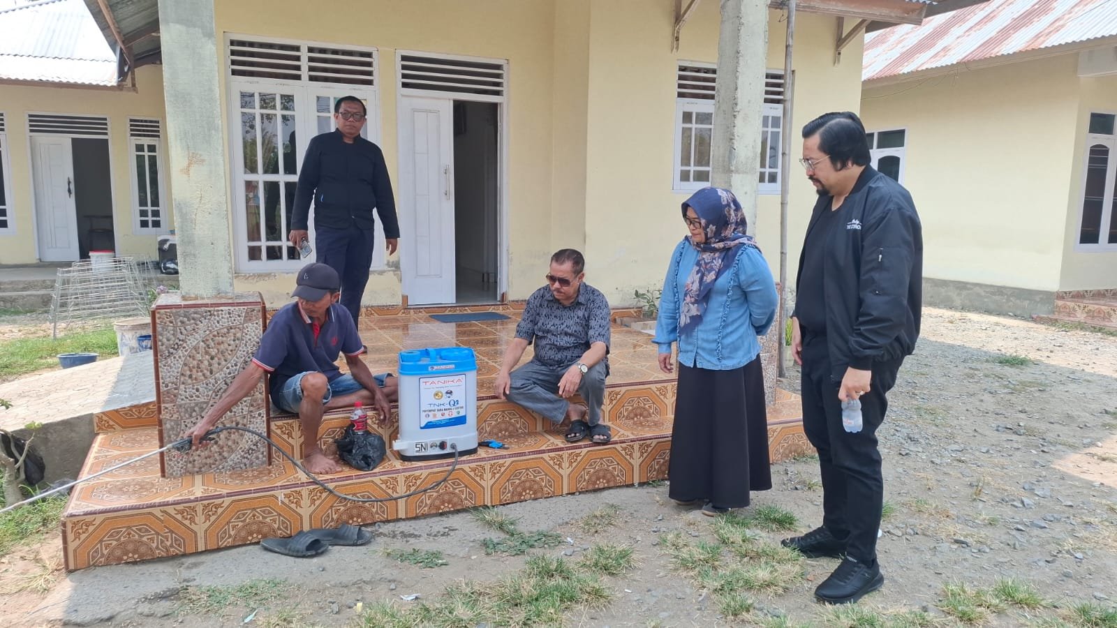 Komisi II DPRD Provinsi Gorontalo melakukan peninjauan pemanfaatan bantuan alat penyemprot pertanian di Desa Pilohayanga, Kabupaten Gorontalo, Rabu (14/10/2026)/Hibata.id