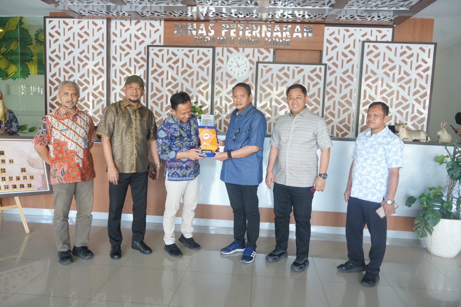 Pimpinan dan anggota Komisi II DPRD Provinsi Gorontalo melakukan kunjungan kerja ke Dinas Peternakan Provinsi Jawa Timur, Jumat (16/10/2026)/Hibata.id