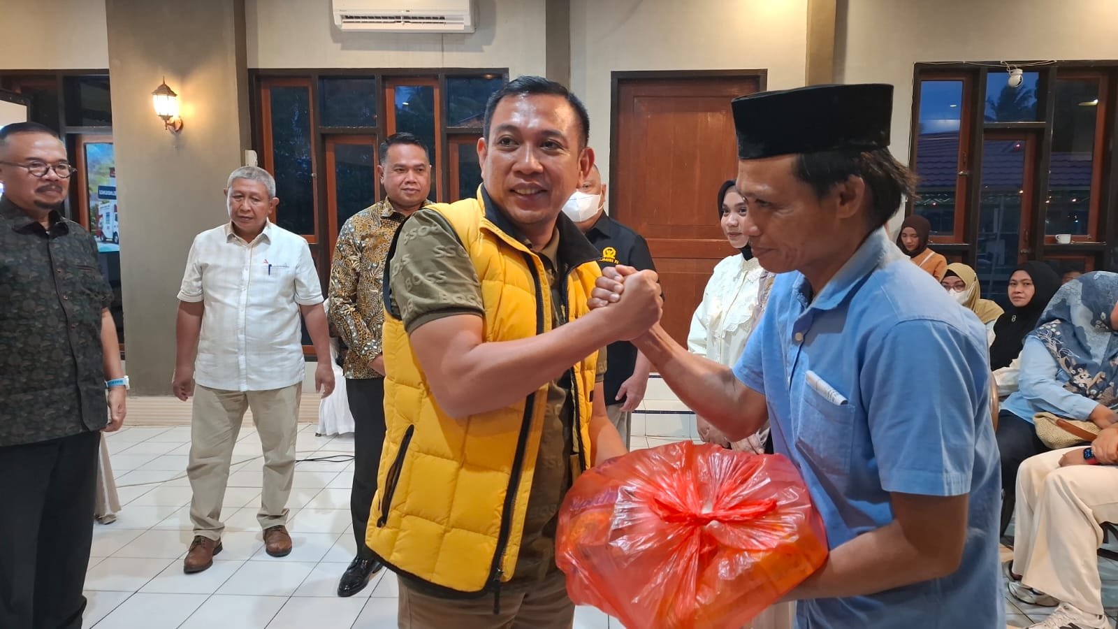 Ketua Fraksi Partai Golkar DPRD Provinsi Gorontalo Abd. Ghalib Lahidjun menghadiri kegiatan reses Rusli Habibie yang dirangkaikan dengan edukasi literasi keuangan OJK di Bone Bolango, Jumat (16/10/2026)/Hibata.id