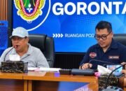 Wali Kota Gorontalo Adhan Dambea saat berhadapan dengan awak media pada Sabtu (17/10/2026). (Foto: Sarjan Lahay/Hibata.id)