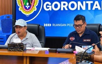 Wali Kota Gorontalo Adhan Dambea saat berhadapan dengan awak media pada Sabtu (17/10/2026). (Foto: Sarjan Lahay/Hibata.id)