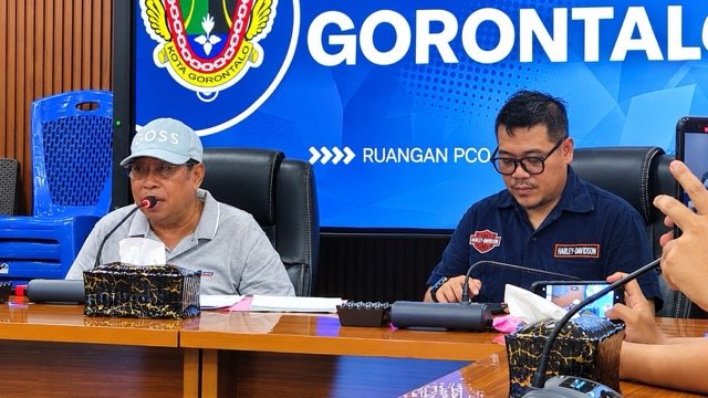 Wali Kota Gorontalo Adhan Dambea saat berhadapan dengan awak media pada Sabtu (17/10/2026). (Foto: Sarjan Lahay/Hibata.id)