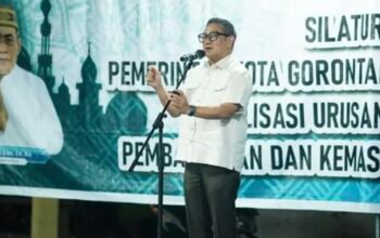 Wakil Wali Kota Gorontalo Indra Gobel saat menghadiri program silaturahmi dan sosialisasi urusan pemerintahan, pembangunan, dan kemasyarakatan. (Foto: Humas)
