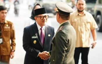 Wakil Wali Kota Gorontalo Indra Gobel menghadiri upacara peringatan Hari Ulang Tahun (HUT) ke-81 Tentara Nasional Indonesia (TNI) di Lapangan Taruna Remaja, Kota Gorontalo, Senin, 5 Oktober 2026. (Foto: Humas)