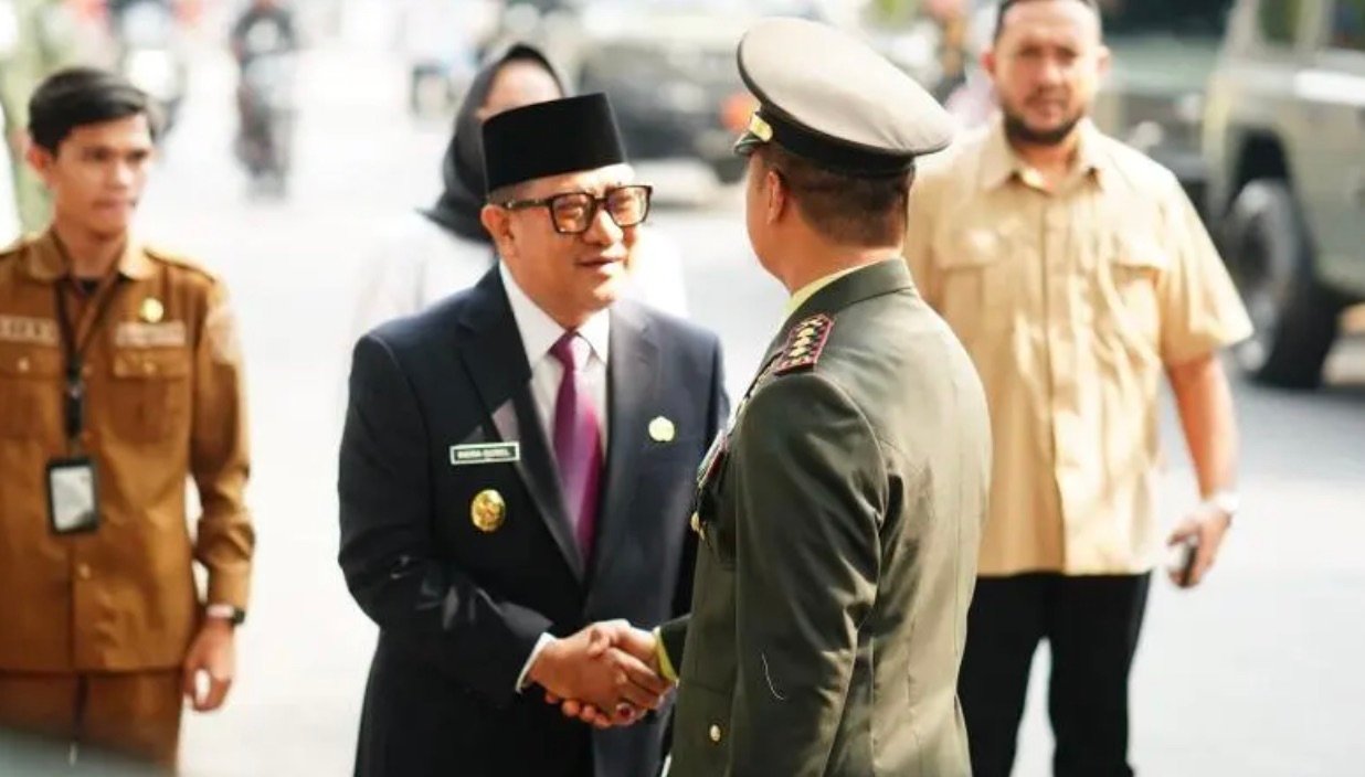 Wakil Wali Kota Gorontalo Indra Gobel menghadiri upacara peringatan Hari Ulang Tahun (HUT) ke-81 Tentara Nasional Indonesia (TNI) di Lapangan Taruna Remaja, Kota Gorontalo, Senin, 5 Oktober 2026. (Foto: Humas)