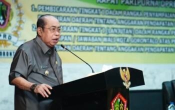 Wali Kota Gorontalo Adhan Dambea saat memberikan sambutan di rapat paripurna DPRD Kota Gorontalo. (Foto:n Humas)