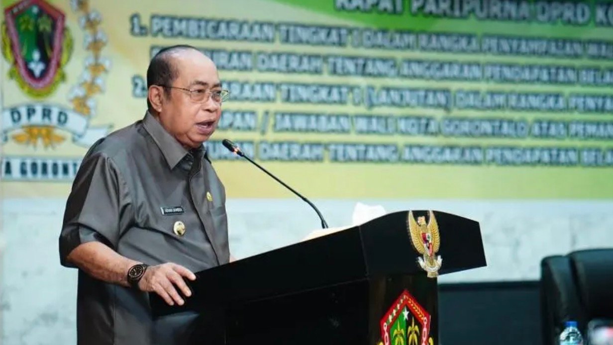 Wali Kota Gorontalo Adhan Dambea saat memberikan sambutan di rapat paripurna DPRD Kota Gorontalo. (Foto:n Humas)