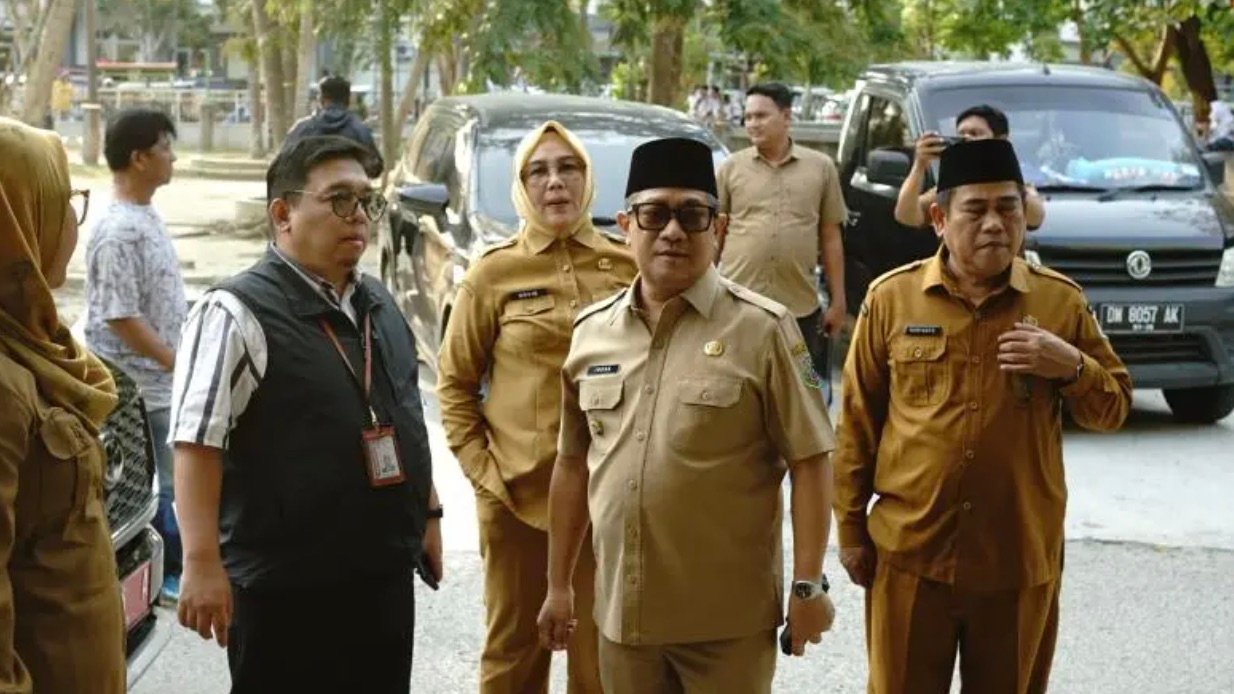 Wakil Wali Kota Gorontalo Indra Gobel mendampingi Tim Supervisi Komisi Pemberantasan Korupsi (KPK) meninjau sejumlah lokasi strategis pembangunan di Kota Gorontalo, Senin, 5 Oktober 2026. (Foto: Humas)