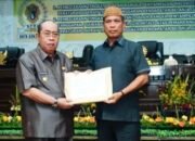 Nota keuangan tersebut diserahkan Wali Kota Gorontalo Adhan Dambea kepada unsur pimpinan DPRD Kota Gorontalo untuk selanjutnya dibahas sesuai mekanisme yang berlaku.