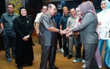 Wali Kota Gorontalo Adhan Dambea usai mengikuti apat paripurna pembicaraan tingkat I lanjutan terkait Rancangan Peraturan Daerah tentang APBD Kota Gorontalo Tahun Anggaran 2027, Senin, 5 Oktober 2026. (Foto: Humas)