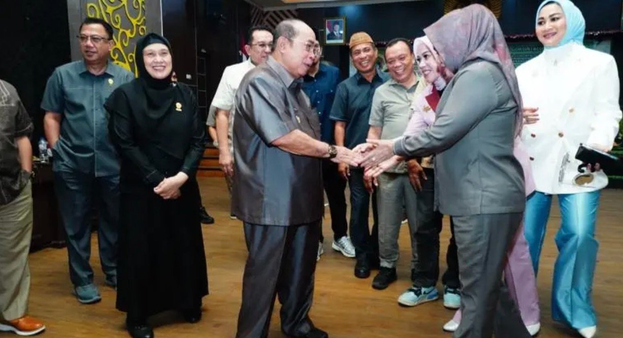 Wali Kota Gorontalo Adhan Dambea usai mengikuti apat paripurna pembicaraan tingkat I lanjutan terkait Rancangan Peraturan Daerah tentang APBD Kota Gorontalo Tahun Anggaran 2027, Senin, 5 Oktober 2026. (Foto: Humas)