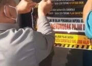 Sebanyak 12 dari 44 objek pajak yang tercatat menunggak telah ditempeli stiker peringatan oleh pemerintah daerah.