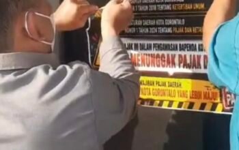 Sebanyak 12 dari 44 objek pajak yang tercatat menunggak telah ditempeli stiker peringatan oleh pemerintah daerah.