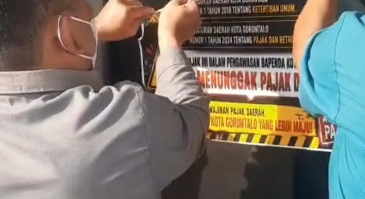 Sebanyak 12 dari 44 objek pajak yang tercatat menunggak telah ditempeli stiker peringatan oleh pemerintah daerah.