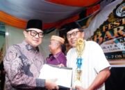 Wakil Wali Kota Gorontalo, Indra Gobel saat penutupan Festival Barzanji II tingkat Kota Gorontalo sekaligus pengumuman kejuaraan di halaman TPQ Al-Muttaqien, Kelurahan Siendeng, Kecamatan Hulonthalangi, Rabu (7/10/2026). (Foto: Humas)