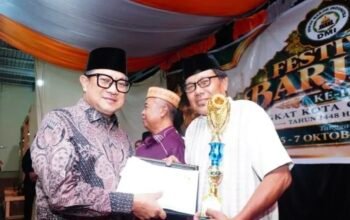 Wakil Wali Kota Gorontalo, Indra Gobel saat penutupan Festival Barzanji II tingkat Kota Gorontalo sekaligus pengumuman kejuaraan di halaman TPQ Al-Muttaqien, Kelurahan Siendeng, Kecamatan Hulonthalangi, Rabu (7/10/2026). (Foto: Humas)