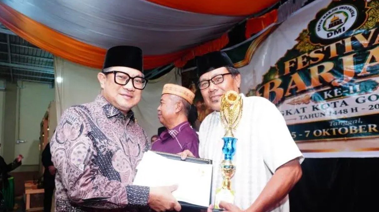Wakil Wali Kota Gorontalo, Indra Gobel saat penutupan Festival Barzanji II tingkat Kota Gorontalo sekaligus pengumuman kejuaraan di halaman TPQ Al-Muttaqien, Kelurahan Siendeng, Kecamatan Hulonthalangi, Rabu (7/10/2026). (Foto: Humas)