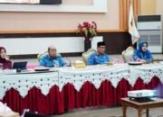 Wali Kota Gorontalo, Adhan Dambea saat melihat pemaparan dan wawancara bersama dewan juri tingkat pusat berlangsung secara daring dari Aula Rumah Dinas Wali Kota Gorontalo, Bhandayo Lo Yiladia (BLY), Kamis (8/10/2026). (Foto: Humas)