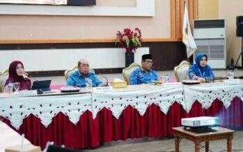 Wali Kota Gorontalo, Adhan Dambea saat melihat pemaparan dan wawancara bersama dewan juri tingkat pusat berlangsung secara daring dari Aula Rumah Dinas Wali Kota Gorontalo, Bhandayo Lo Yiladia (BLY), Kamis (8/10/2026). (Foto: Humas)