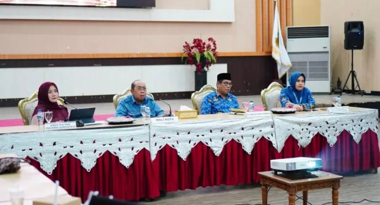 Wali Kota Gorontalo, Adhan Dambea saat melihat pemaparan dan wawancara bersama dewan juri tingkat pusat berlangsung secara daring dari Aula Rumah Dinas Wali Kota Gorontalo, Bhandayo Lo Yiladia (BLY), Kamis (8/10/2026). (Foto: Humas)