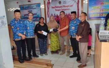 Pemerintah Kota Gorontalo menyalurkan bantuan kemanusiaan kepada warga yang terdampak angin kencang dan pohon tumbang di sejumlah kelurahan, Kamis (8/10/2026). (Foto: Humas)
