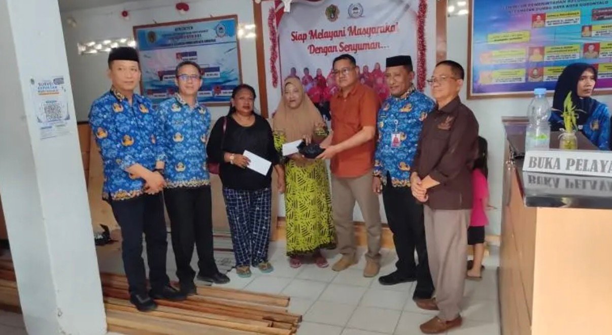 Pemerintah Kota Gorontalo menyalurkan bantuan kemanusiaan kepada warga yang terdampak angin kencang dan pohon tumbang di sejumlah kelurahan, Kamis (8/10/2026). (Foto: Humas)