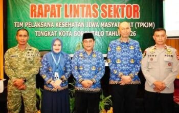 Penjabat Sekretaris Daerah Kota Gorontalo, Nuryanto saat Rapat Koordinasi Lintas Sektor Tim Pelaksana Kesehatan Jiwa Masyarakat (TPKJM) tingkat Kota Gorontalo 2026 di Grand Q Hotel, Kamis (8/10/2026). (Foto: Humas)