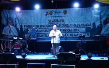 Wali Kota Gorontalo Adhan Dambea saat memberikan sambutan di genda silaturahmi dan sosialisasi di Kelurahan Huangobotu, Jumat, 9 Oktober 2026. (Foto: Humas)