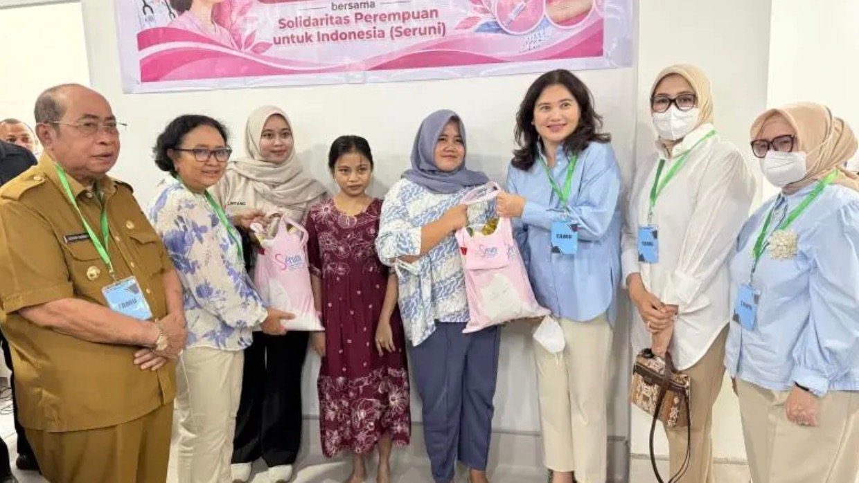 Wali Kota Gorontalo Adhan Dambea mendampingi Ida Rachmawati Gunadi Sadikin, istri Menteri Kesehatan RI, saat meninjau pelayanan kesehatan di rumah sakit tersebut, Senin, 12 Oktober 2026. (Foto: Humas)