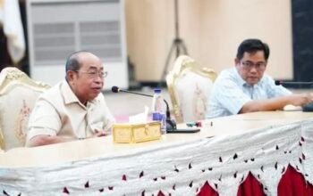Wali Kota Gorontalo Adhan Dambea aat memimpin rapat koordinasi dan evaluasi (Rakorev) penyelenggaraan pemerintahan, pembangunan, dan kemasyarakatan di Bhandayo Lo Yiladia, Senin, 12 Oktober 2026. (Foto: Humas)