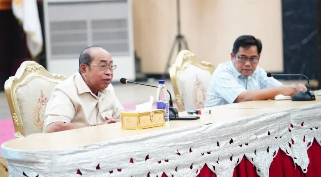 Wali Kota Gorontalo Adhan Dambea aat memimpin rapat koordinasi dan evaluasi (Rakorev) penyelenggaraan pemerintahan, pembangunan, dan kemasyarakatan di Bhandayo Lo Yiladia, Senin, 12 Oktober 2026. (Foto: Humas)