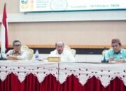 Wali Kota Gorontalo Adhan Dambea dalam rapat koordinasi dan evaluasi (Rakorev) rutin Pemerintah Kota Gorontalo di BLY, Selasa (20 Oktober 2026). (foto: Humas)
