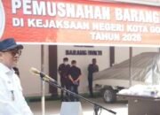 Wakil Wali Kota Gorontalo, Indra Gobel, saat menghadiri kegiatan pemusnahan barang bukti di Kantor Kejaksaan Negeri Kota Gorontalo, Rabu, 28 Oktober 2026. (Foto: Humas)