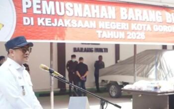 Wakil Wali Kota Gorontalo, Indra Gobel, saat menghadiri kegiatan pemusnahan barang bukti di Kantor Kejaksaan Negeri Kota Gorontalo, Rabu, 28 Oktober 2026. (Foto: Humas)