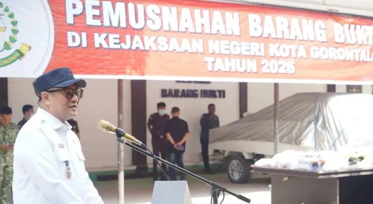 Wakil Wali Kota Gorontalo, Indra Gobel, saat menghadiri kegiatan pemusnahan barang bukti di Kantor Kejaksaan Negeri Kota Gorontalo, Rabu, 28 Oktober 2026. (Foto: Humas)