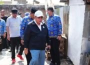 Wali Kota Gorontalo Adhan Dambea meninjau langsung proses relokasi makam di kawasan eks Terminal 42, Andalas. (Foto: Humas)