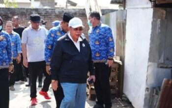 Wali Kota Gorontalo Adhan Dambea meninjau langsung proses relokasi makam di kawasan eks Terminal 42, Andalas. (Foto: Humas)